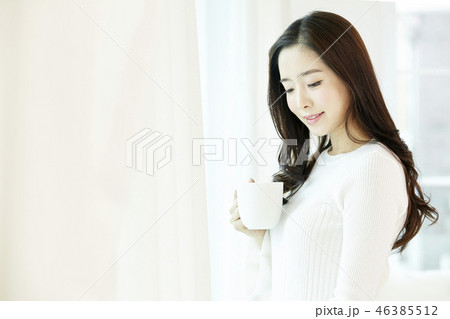 若い女性 ウィンドウ 窓 46385512