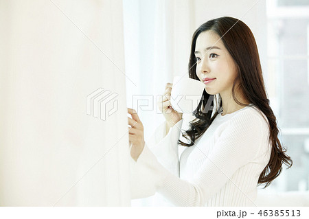 若い女性 ウィンドウ 窓 46385513