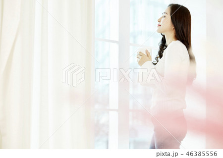 若い女性 ウィンドウ 窓 46385556