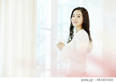 若い女性 ウィンドウ 窓 46385560