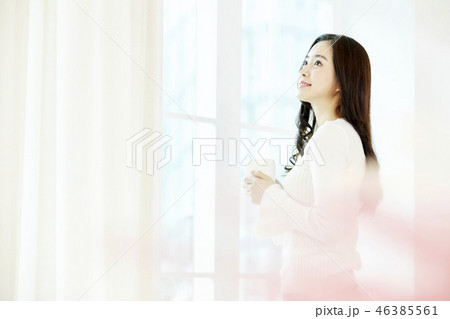 若い女性 ウィンドウ 窓 46385561