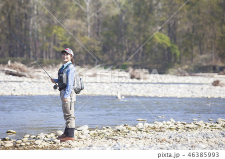 釣りをする女性 46385993