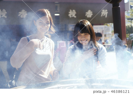 外国人と東京観光　浅草寺雷門　常香炉 46386121