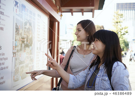 外国人と東京観光　浅草寺雷門 46386489