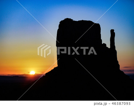 モニュメントバレーの日の出 46387093
