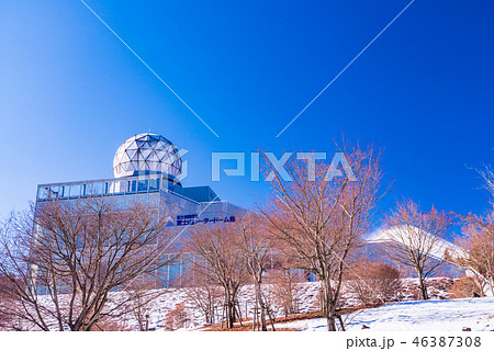 【山梨県】富士山レーダードーム館　後方に富士山 46387308