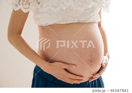 妊婦 妊娠 お腹 マタニティ 妊娠後期 の写真素材