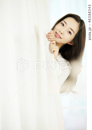 若い女性 ウィンドウ 窓 46388343