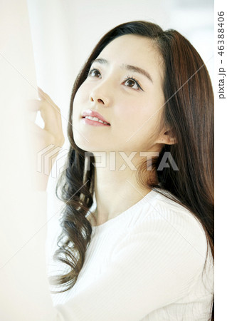 若い女性 ウィンドウ 窓 46388406