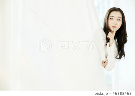 若い女性 ウィンドウ 窓 46388468