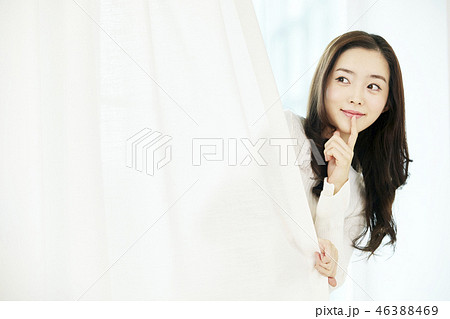 若い女性 ウィンドウ 窓 46388469