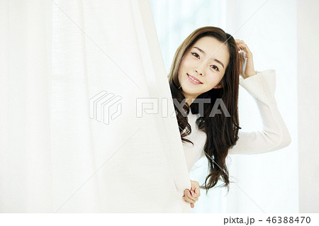 若い女性 ウィンドウ 窓 46388470