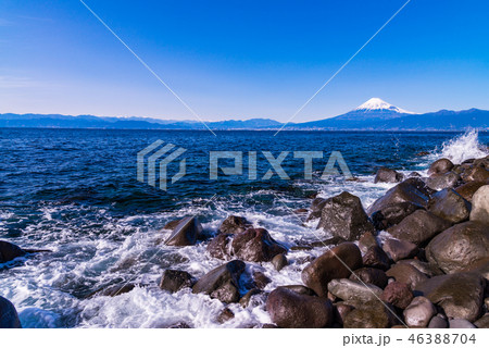 （静岡県）伊豆の海岸から望む富士山 46388704