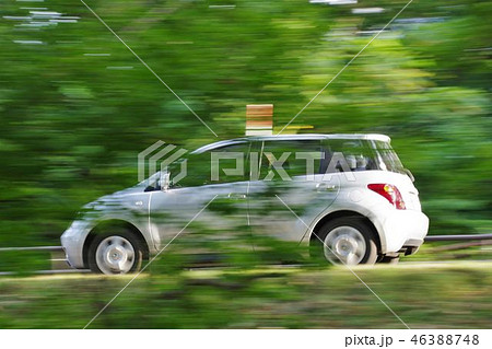 緑の中を走り抜けてく車 緑の中を走り抜けてく車 46388748
