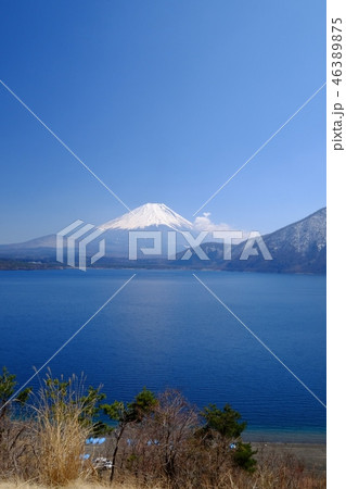 早春の本栖湖と富士山 46389875