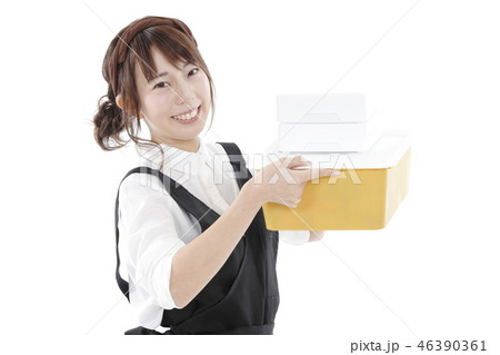 収納ボックスを持つ女性 収納ボックスを持つ女性 46390361