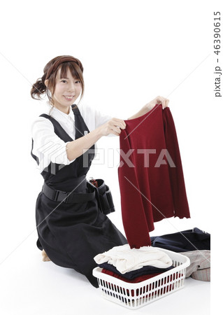 衣類を整理する女性 衣類を整理する女性 46390615