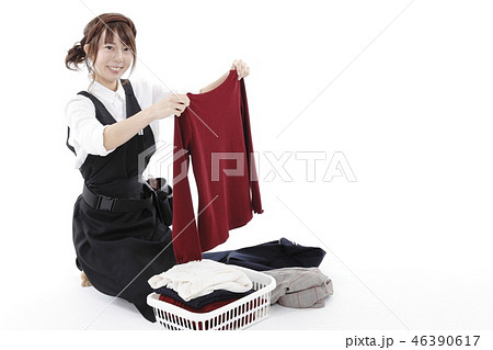 衣類を整理する女性 衣類を整理する女性 46390617