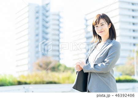 オフィス街　歩くスーツの女性　OL　ビジネス　スーツ　ポートレート　リクルート 46392406