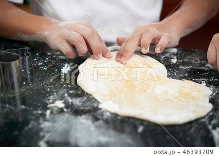 Making cookies 46393709