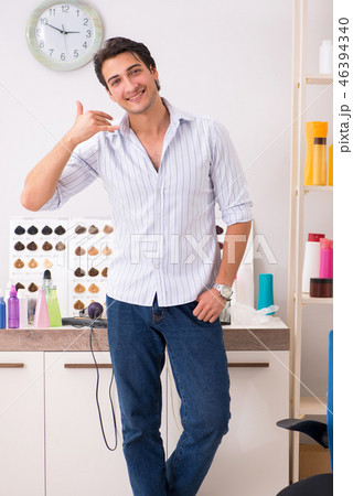 Young handsome barber working in barbershop Young handsome barber working in barbershop 46394340