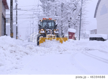 道路を除雪する除雪車 46394686