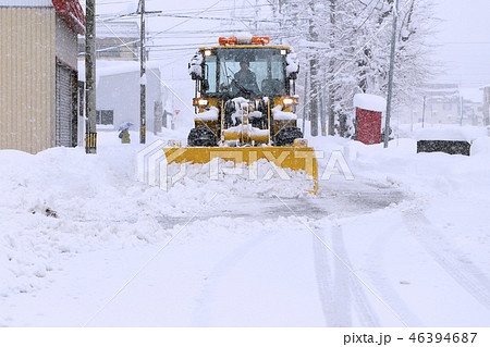 道路を除雪する除雪車 46394687
