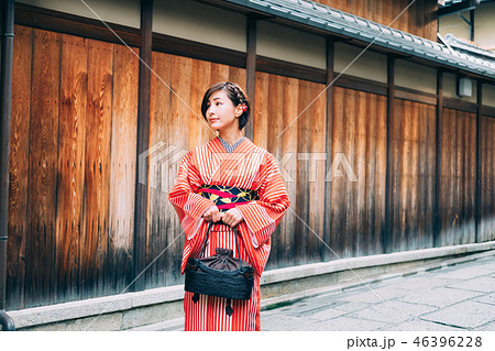 京都を観光する着物姿の女性 京都を観光する着物姿の女性 46396228