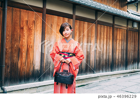 京都を観光する着物姿の女性 46396229