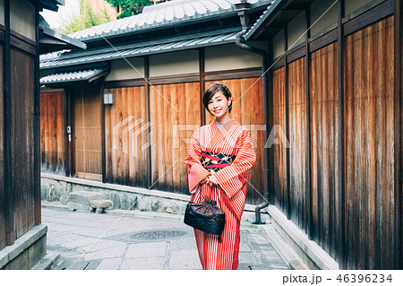 京都を観光する着物姿の女性 46396234