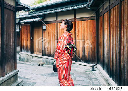 京都を観光する着物姿の女性 京都を観光する着物姿の女性 46396274