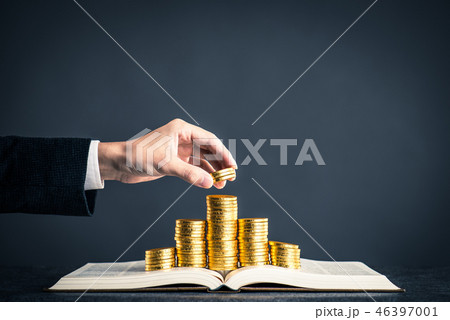 金貨と本 ビジネスマン 金貨と本 ビジネスマン 46397001
