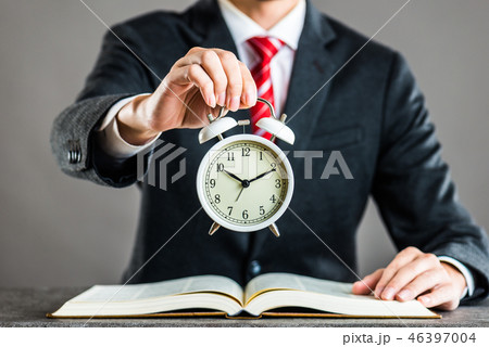 ビジネスマンと時計 スタジオ撮影 ビジネスマンと時計 スタジオ撮影 46397004