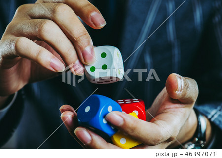 サイコロを持っているビジネスマン 46397071