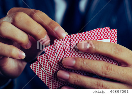トランプを持っているビジネスマンの手 クローズアップ スタジオ撮影 46397091