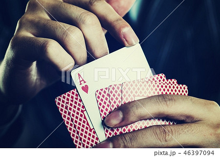 トランプを持っているビジネスマンの手 クローズアップ スタジオ撮影 46397094