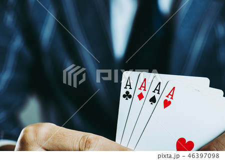 トランプを持っているビジネスマンの手 クローズアップ スタジオ撮影 46397098