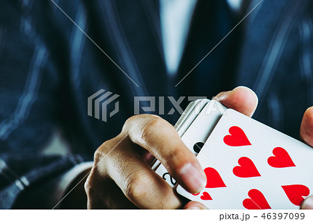トランプを持っているビジネスマンの手 クローズアップ スタジオ撮影 46397099