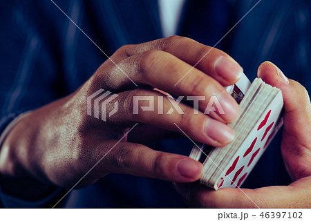 トランプを持っているビジネスマンの手 クローズアップ スタジオ撮影 46397102