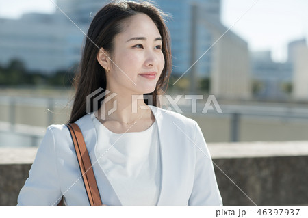 オフィス街のビジネスウーマン  スーツを着た若い日本人女性 46397937