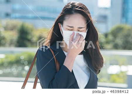マスクをしたビジネスウーマン 若い日本人女性 マスクをしたビジネスウーマン 若い日本人女性 46398412