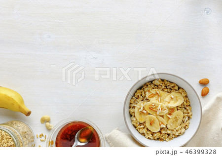 Bowl of oatmeal with banana slieces 46399328
