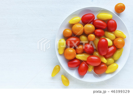 Plate with yellow and red tomatoes 46399329