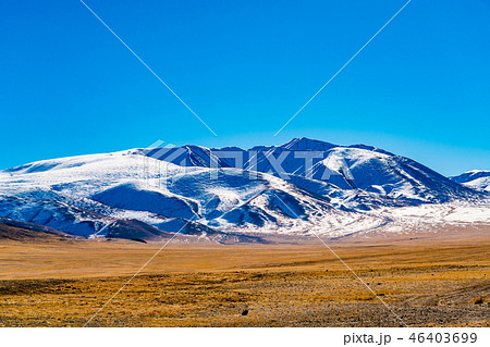 View of the beautiful snow mountain peak against t 46403699
