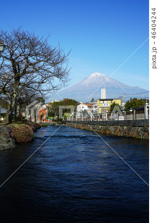 富士山本宮浅間大社湧玉池から流れ出る川と富士山＜静岡県富士宮市＞ 46404244