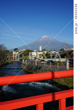 富士山本宮浅間大社湧玉池から流れ出る川と富士山＜静岡県富士宮市＞ 46404246