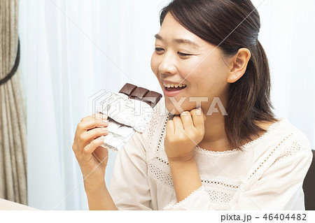 板チョコを食べる女性 板チョコを食べる女性 46404482