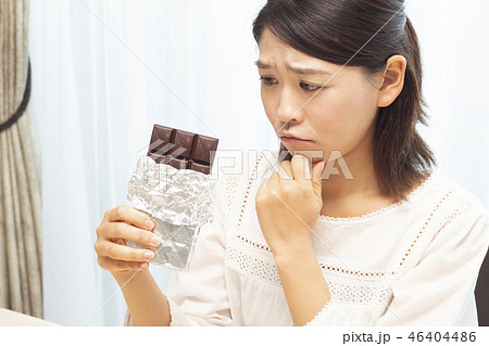 板チョコを食べる女性 板チョコを食べる女性 46404486