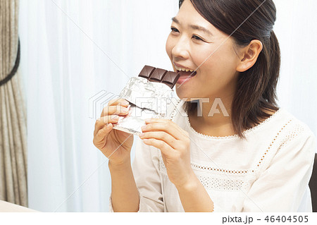 板チョコを食べる女性 46404505