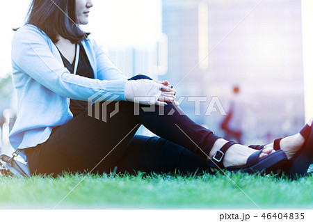 wrist hand pain women sit on the green grass 46404835
